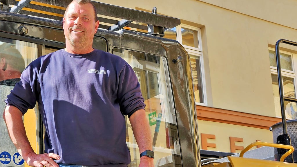 Bedient den Großbagger wie einen ganz normalen Pkw: der 59-jährige Ingo Flaschina aus Halle.