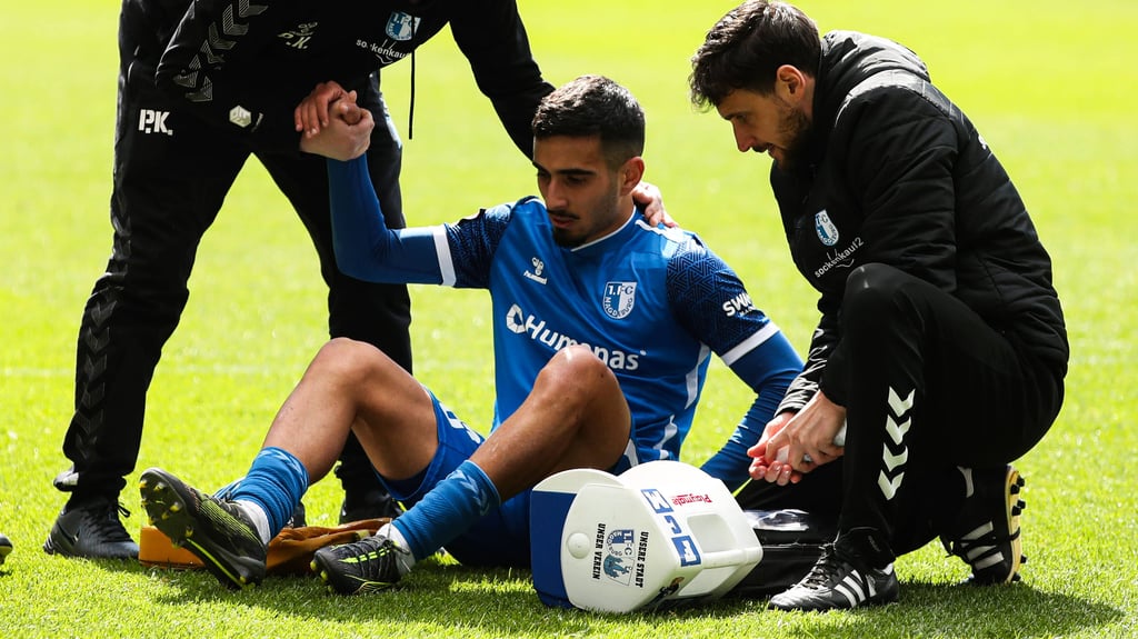 FCM-Stürmer Livan Burcu wird während der Partie gegen den SSV Ulm behandelt.