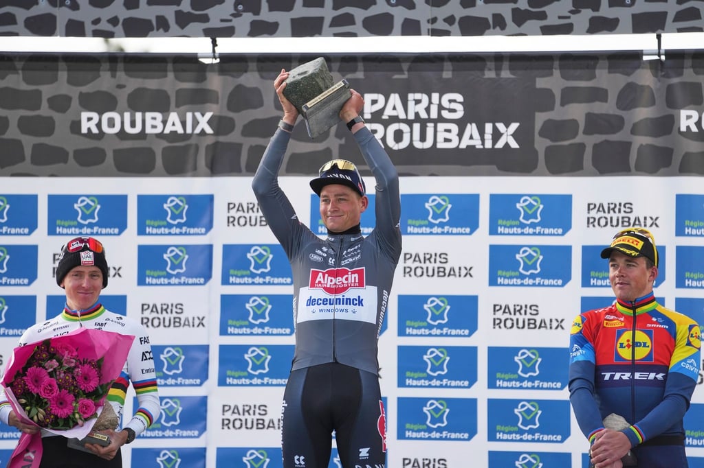 Tadej Pogacar (l.) will in Zukunft einen neuen Versuch beim Klassiker Paris-Roubaix starten.