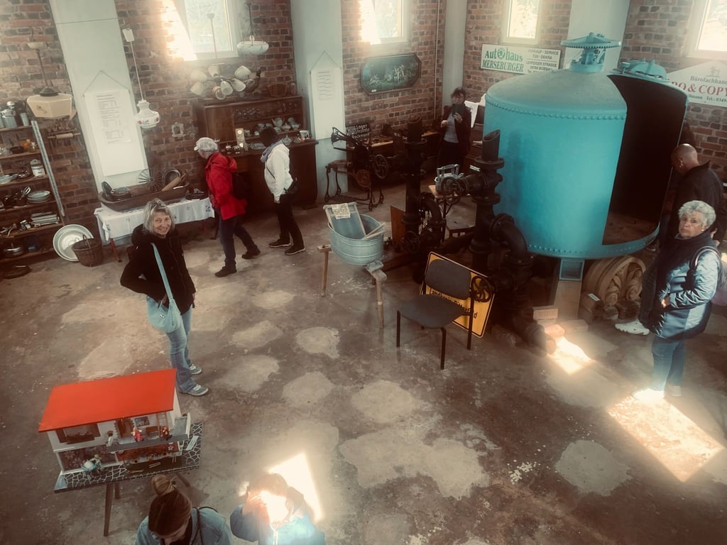 Viele Besucher nutzten die Möglichkeit,sich über die Geschichte und die heutige Nutzung des Wasserturms in Bobbau zu informieren.