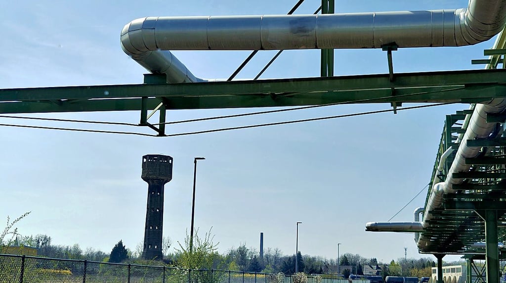 Der Luftansaugturm des einstigen Kraftwerks Süd steht noch.