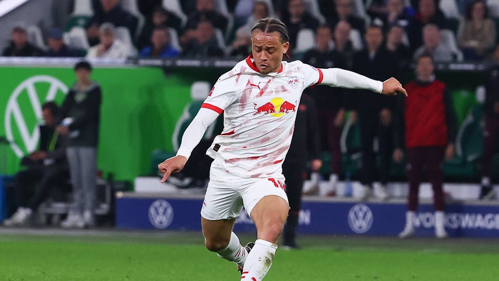 Xavi Simons zieht gegen den VfL Wolfsburg ab.