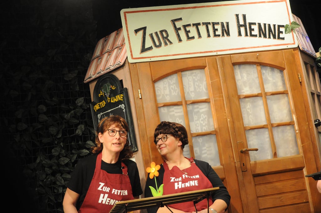 Sie schmeißen das Gartenlokal: Melitta Liebermann, die Betreiberin, und Olga Kasakowa, die schon im letzten Stück auftauchte.