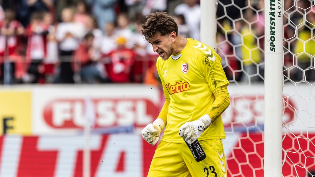 Julian Pollersbeck wechselte im Sommer 2024 vom 1. FC Magdeburg zu Jahn Regensburg und schaffte dort inzwischen den Sprung zum Stammkeeper.
