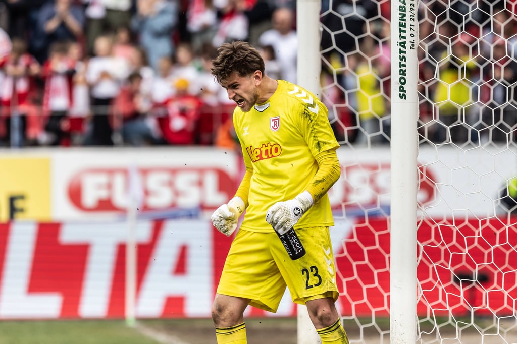 Julian Pollersbeck wechselte im Sommer 2024 vom 1. FC Magdeburg zu Jahn Regensburg und schaffte dort inzwischen den Sprung zum Stammkeeper.