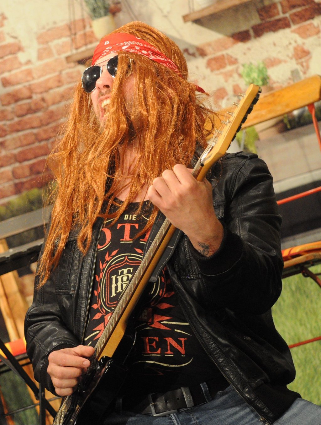 Mischt die Gartenanlage auf: Hansi, der Rocker, der wenig Sinn für die Gartenarbeit hat.