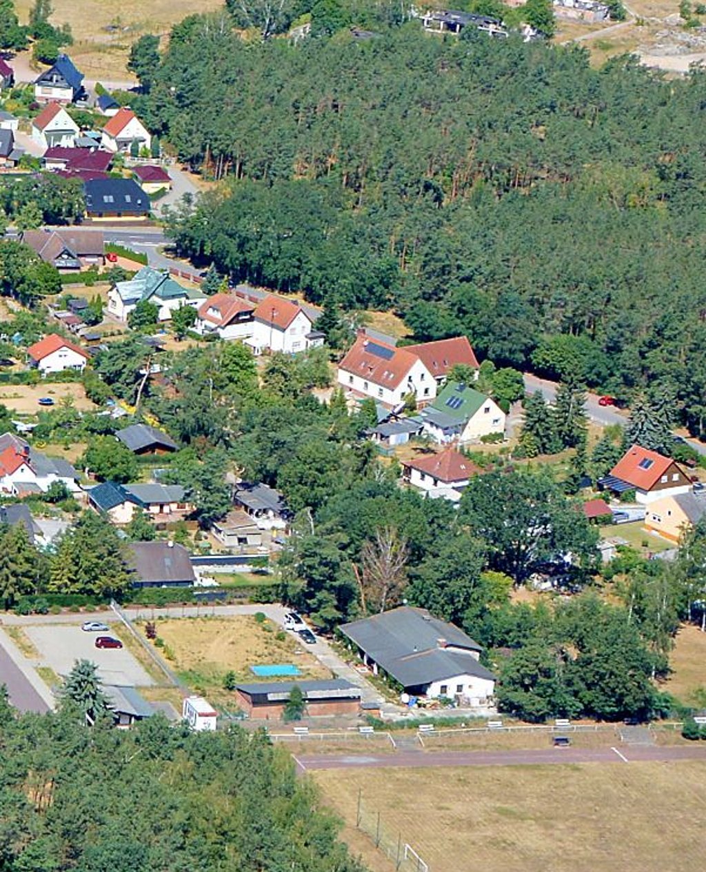 Hinter dem Sportplatz ist der Bereich am Friedhofsweg, wo neue Häuser entstehen sollen.