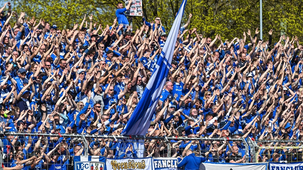 Die Fans des 1. FC Magdeburg folgen ihrem Team auch auswärts in Scharen, wie hier beim Spiel in Ulm Mitte April 2025.