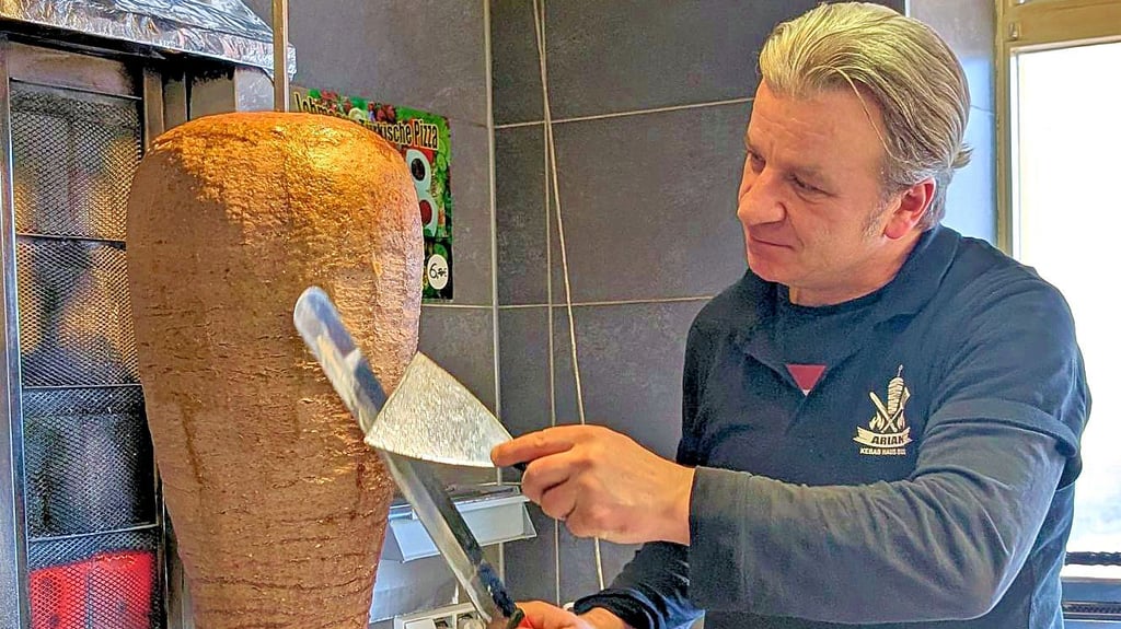 Mustafa Erusta steht in seinem Laden in Burg am Dönerspieß. Ob der aber künftig noch so heißen darf, ist offen.