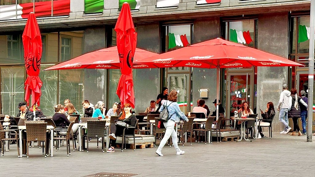 Auch ohne das Rossini gibt es vor dem einstigen Kaufhof in Halle wieder einen Freisitz.