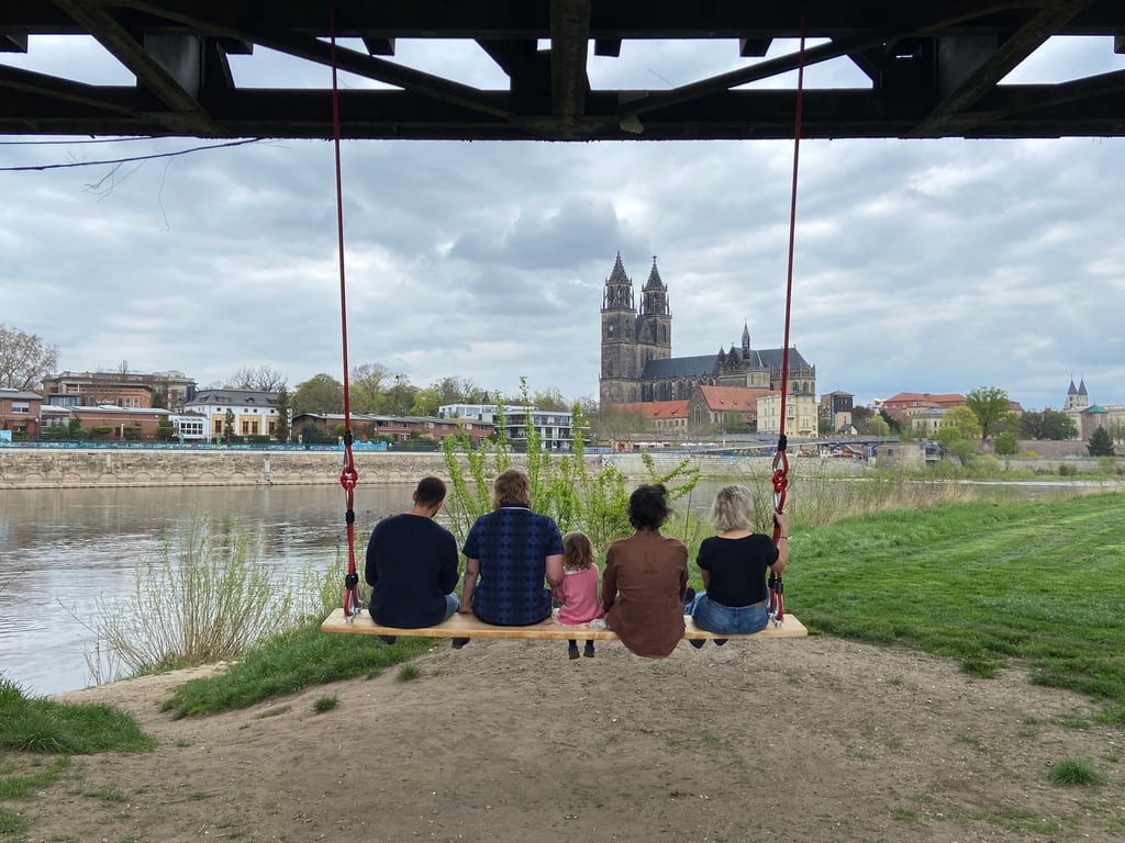 Nach ihrer Pause im Spätsommer 2024 schwingt sie wieder: Die Elbschaukel ist zurück unter der Hubbrücke in Magdeburg. Kaum montiert, wurde sie schon von den ersten Besuchern getestet.