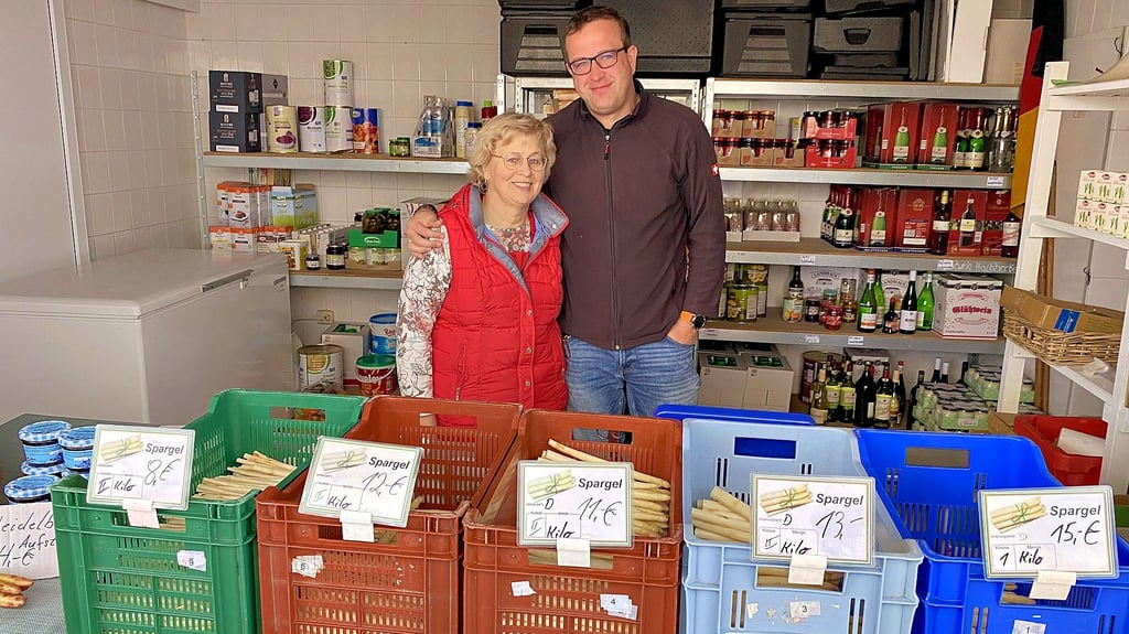 Karin Loll und Patrick Wolter beim Spargelverkauf an der Bauernscheune in Hohenseeden.