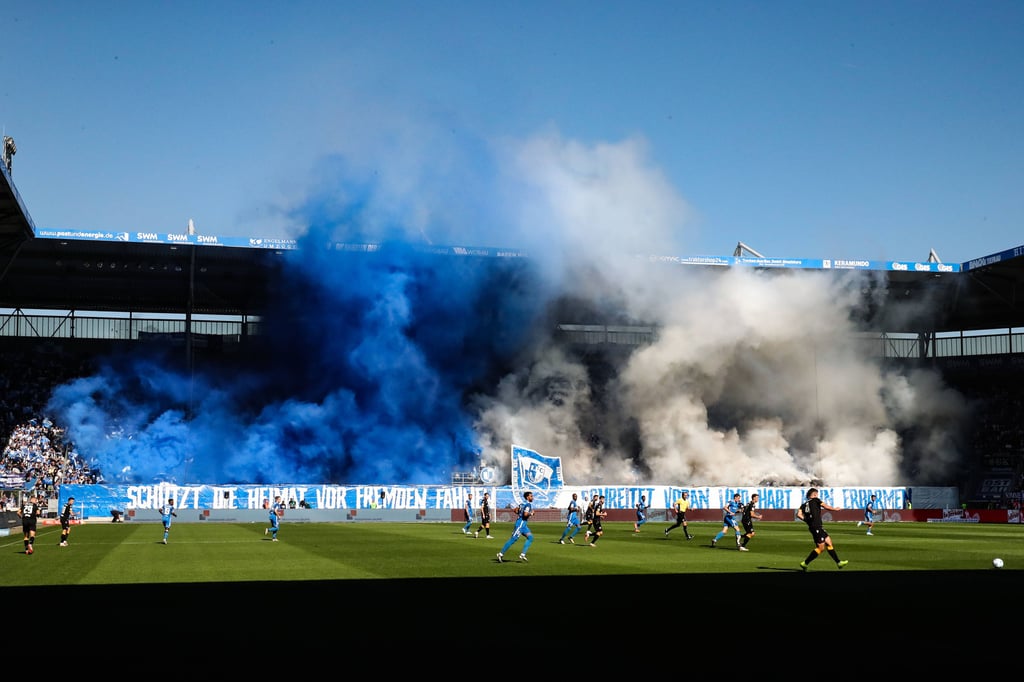 Für das Abbrennen von Pyrotechnik beim Heimspiel gegen den Karlsruher SC muss der 1. FC Magdeburg eine Geldstrafe zahlen.