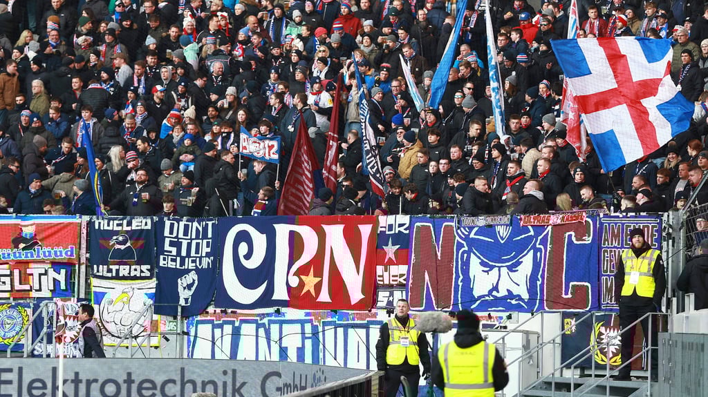 Kiel-Ultras beim Auswärtsspiel in Freiburg.