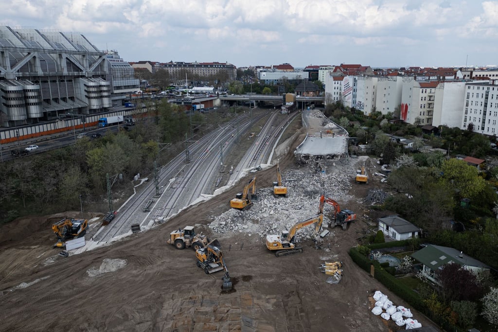 Hier stand bis vor kurzem noch eine Brücke: Die marode Ringbahnbrücke auf der A100 in Berlin wird abgerissen, weil sie zum Sicherheitsrisiko geworden war.