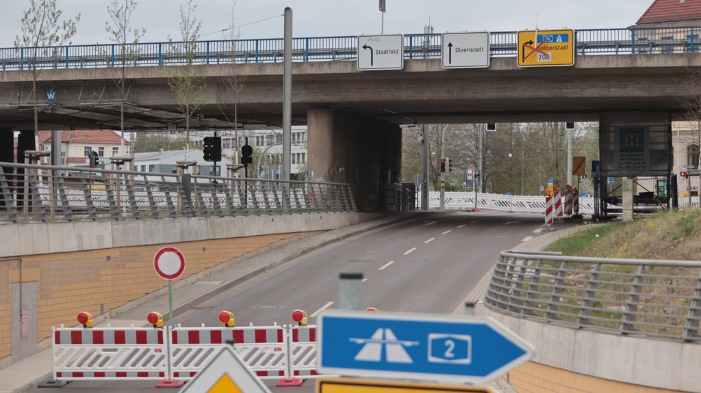Die Ringbrücke über den Damaschkeplatz in Magdeburg ist ab dem 15. April voll gesperrt. Bei einer Tiefenprüfung wurden schwere Schäden festgestellt. Verschiedene Umleitungen sind bereits eingerichtet.