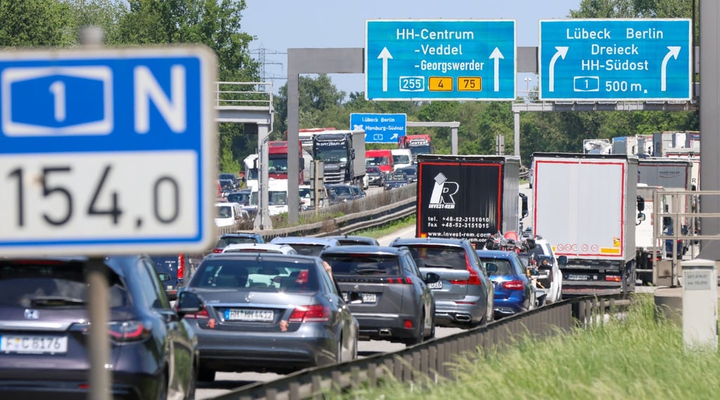 Seit Einführung einer neuen Verkehrsführung zur Schonung der Norderelbbrücke kommt es täglich zu Staus auf der A1. (Archivbild)