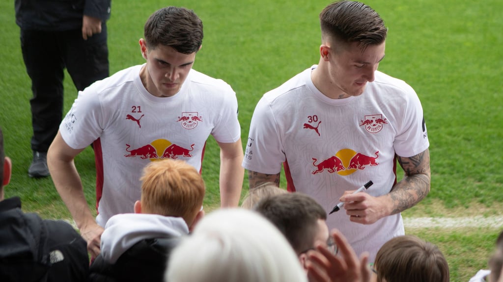 Nedeljkovic und Sesko schrieben Autogramme, dann gingen sie zum&nbsp;Paintball.