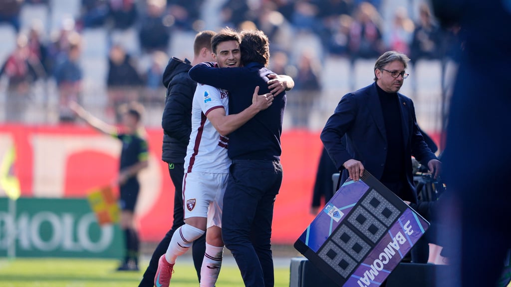 Eljif Elmas mit seinem aktuellen Trainer&nbsp;Paolo Vanoli.