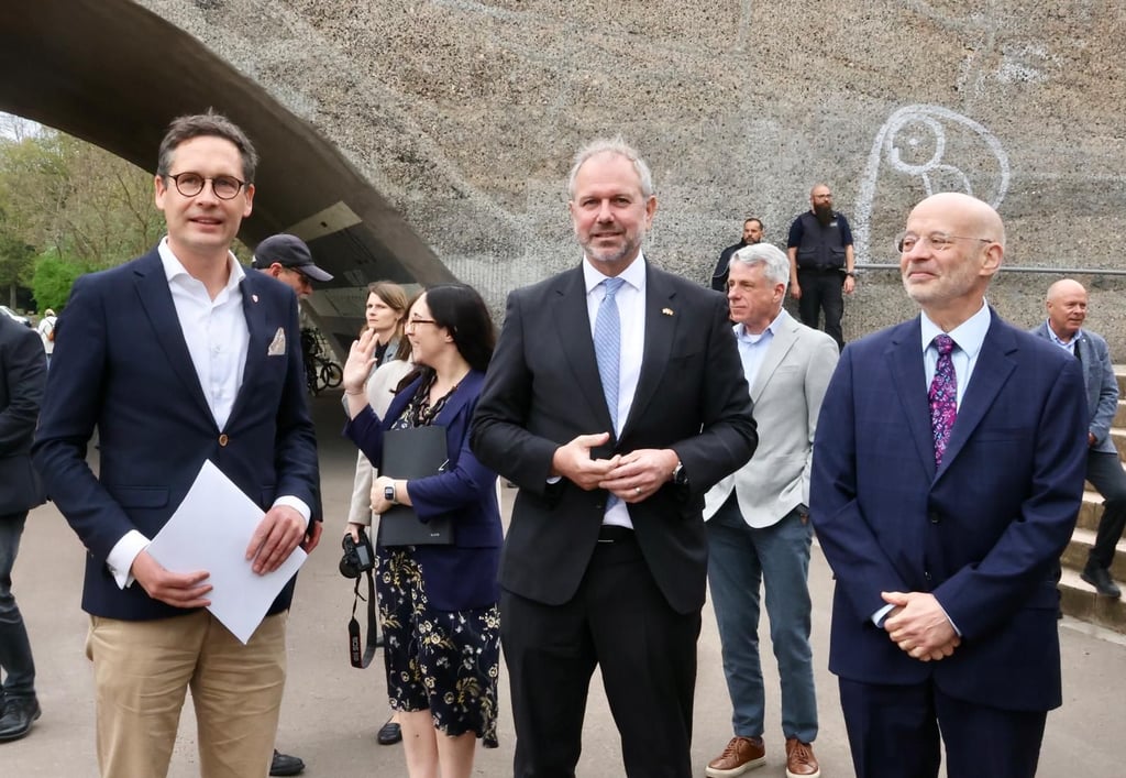 Oberbürgermeister Alexander Vogt neben US-Generalkonsul John Crosby und Alan Meltzer, Geschäftsträger der US-Botschaft in Berlin (von links)