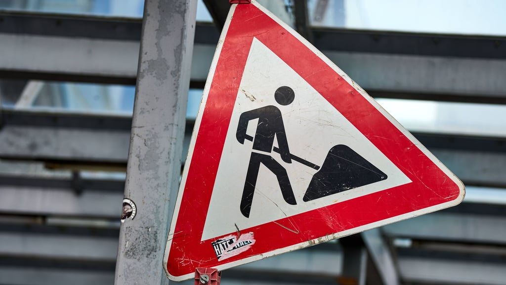 Die Brücke über dem Damaschkeplatz in Magdeburg wird bald abgerissen und ist gesperrt. Das beschäftigt auch anreisende Fans vom 1. FC Magdeburg.