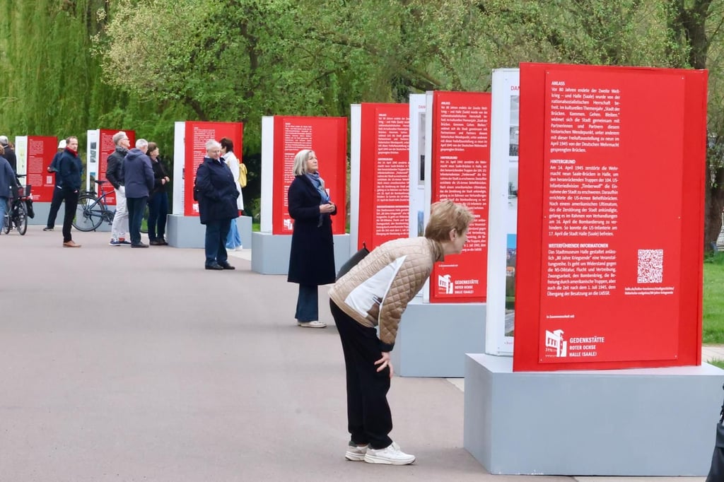 Interessierte Hallenser: Die Freiluftausstellung an der Saalepromenade zeigt Bilder aller neun im April 1945 gesprengten Brücken.