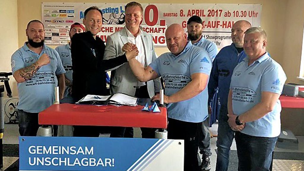 Ronny Strebe (Stadtwerke), Bürgermeister Carsten Staub und Armwrestler Jan Sarembe (vorn, von links).