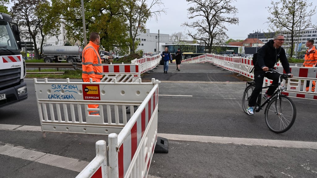 Zwischen Magdeburg-Stadtfeld und dem Hauptbahnhof/ZOB gibt es ab sofort eine kürzere Umleitung für Radfahrer und Fußgänger. Der Bereich Damaschkeplatz ist voll gesperrt, weil bei der Ringbrücke Einsturzgefahr herrscht.