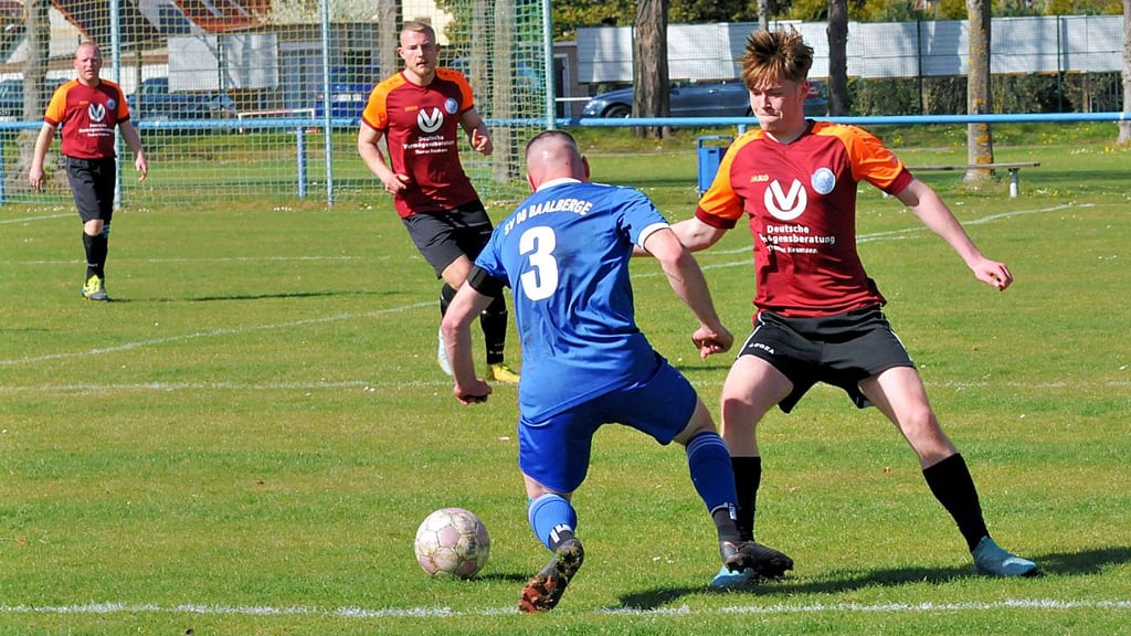 Die Eggersdorfer um Florian Lohe (rechts) gewannen zu Null gegen Baalberge II, hatten aber auch das nötige Spielglück auf ihrer Seite.