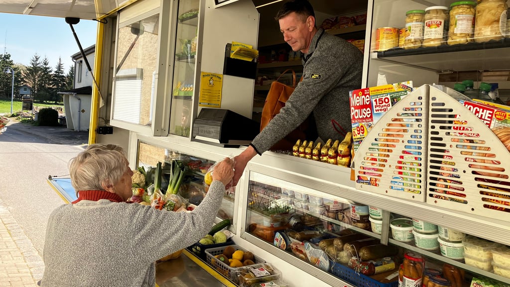 Lena Ketzer aus Pansfelde kauft regelmäßig bei Matthias Helmis ein. Er kommt mit seinem Verkaufswagen bis vor ihre Haustür.