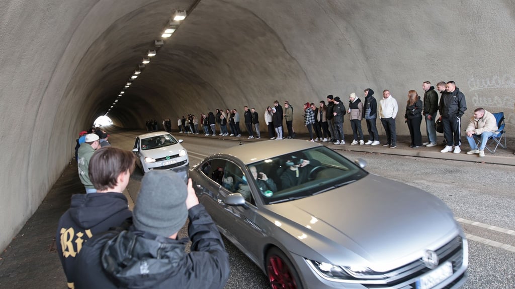 Die Tunerszene trifft sich zum Car-Freitag an der Rappbodetalsperre im Harz.