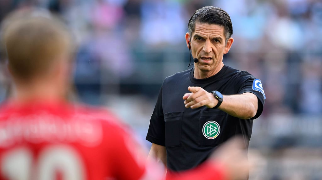 Deniz Aytekin ist Deutschlands wohl prominentester Schiedsrichter. Am Sonntag pfeift er das Heimspiel des 1. FC Magdeburg gegen Jahn Regensburg in der 2. Bundesliga.