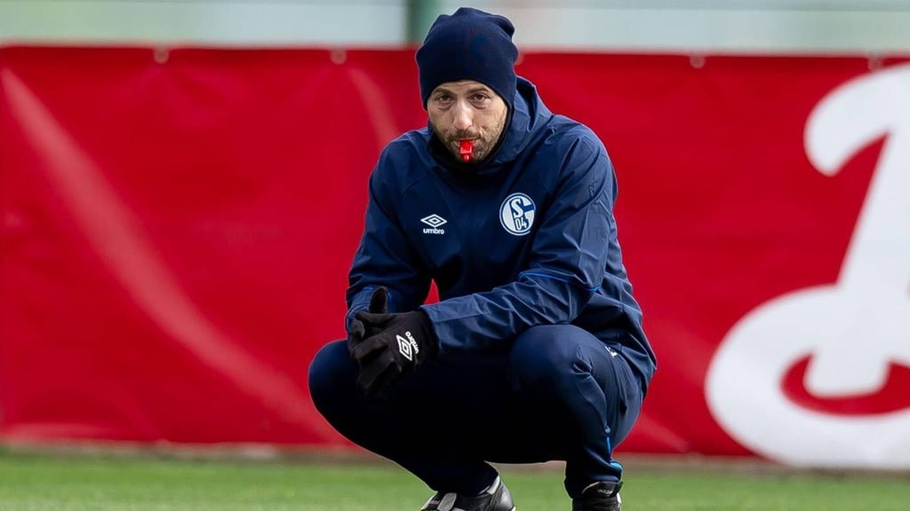 Domenico tedesco zu seiner Zeit beim FC Schalke 04.