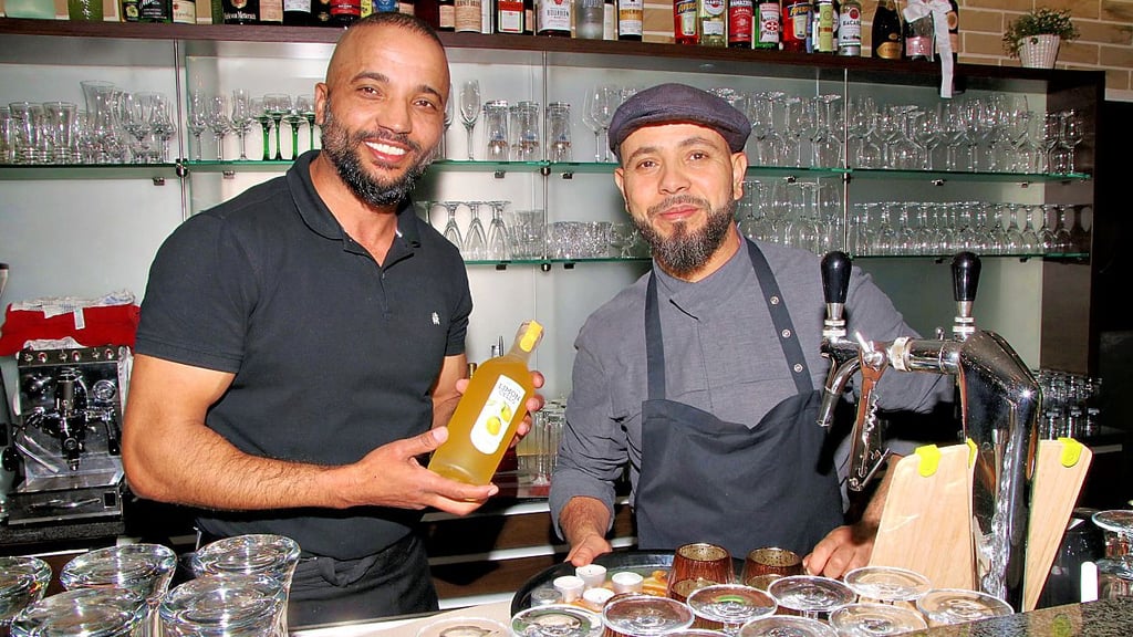 Die Gastwirte Kemili und Chicco (rechts) hinter dem Tresen ihres Restaurantes in Calbe.