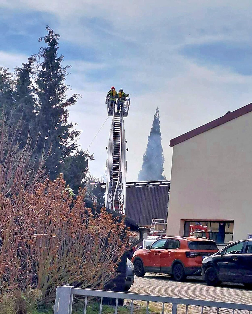 In Bornitz brannte es am Mittwoch. Die Zeitzer Feuerwehr rückte mit der Drehleiter an, um das Übergreifen auf das Nachbargrundstück zu verhindern.
