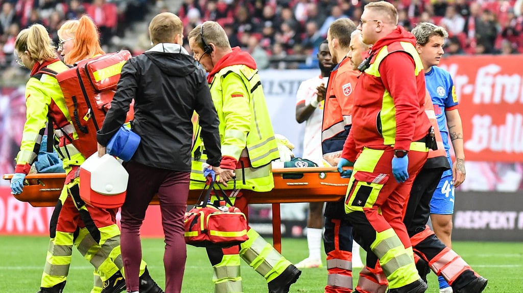 Péter Gulácsi wird abtransportiert.