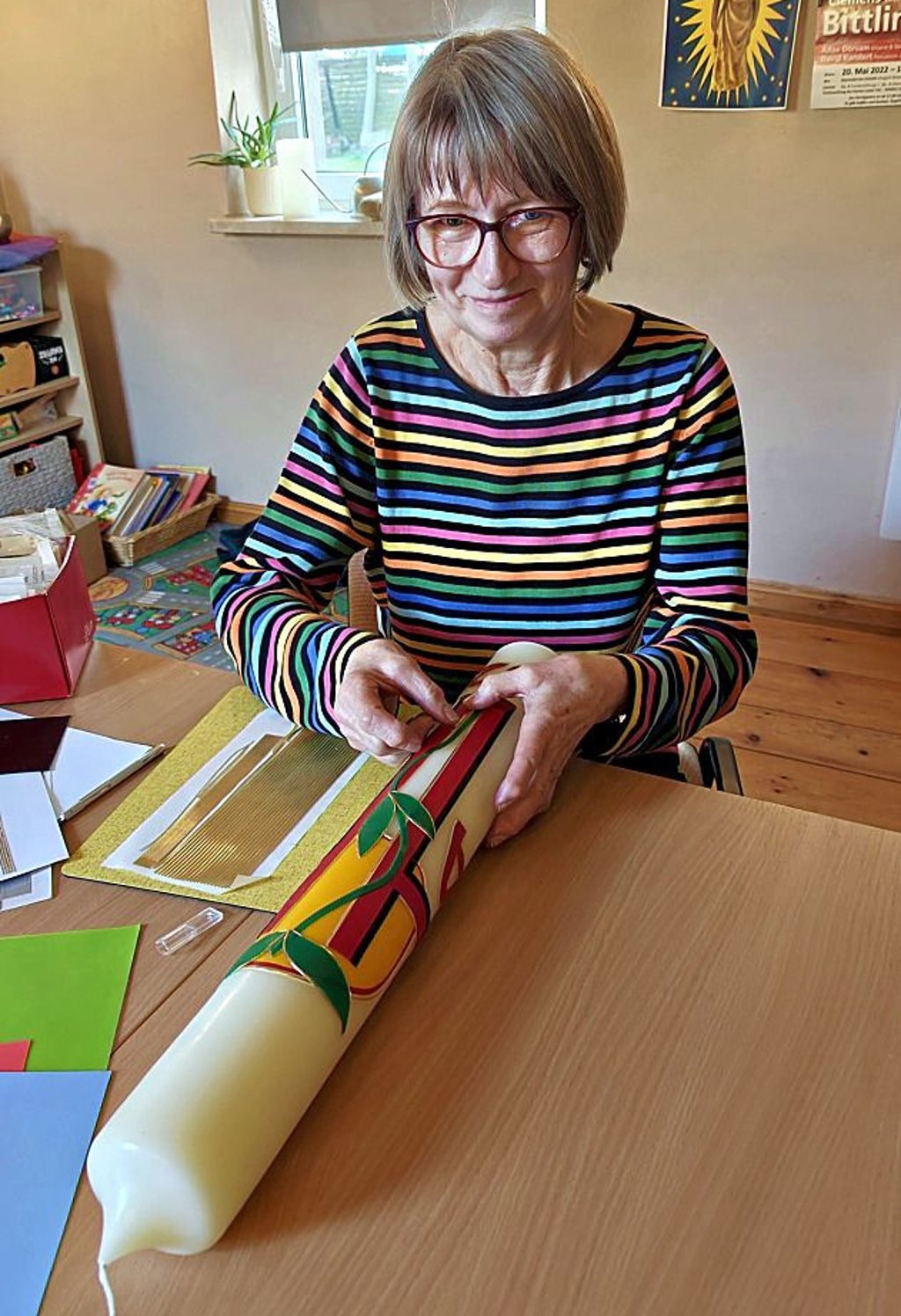 Sonja Teutschbein bringt die Verzierungen an.