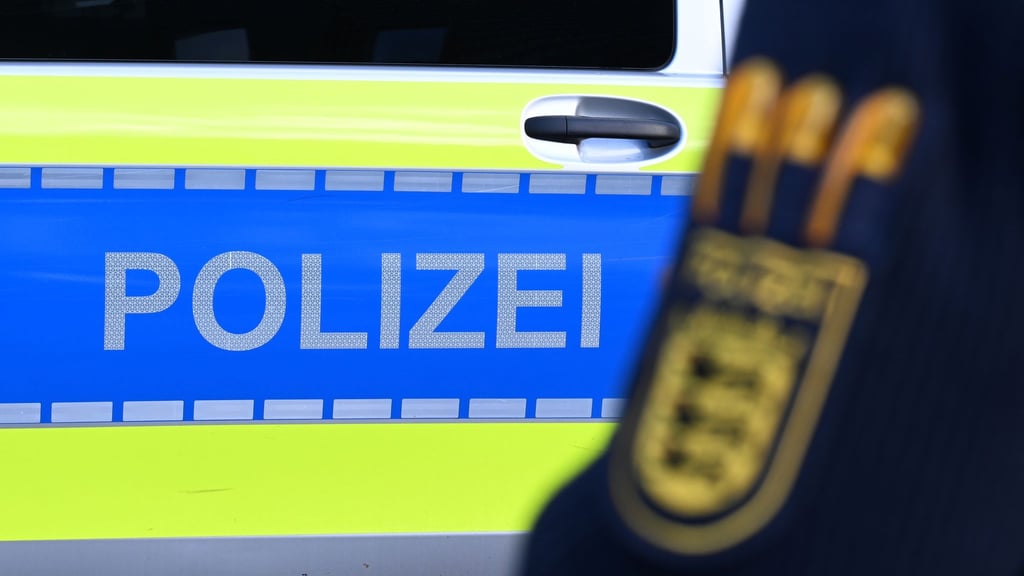 Das Logo der Polizei auf der Dienstkleidung eines Polizisten.