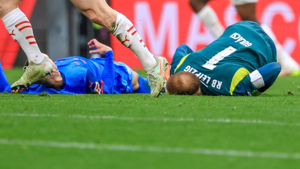 Peter Gulacsi (r) und David Zec gehen nach dem Zusammenprall zu Boden.