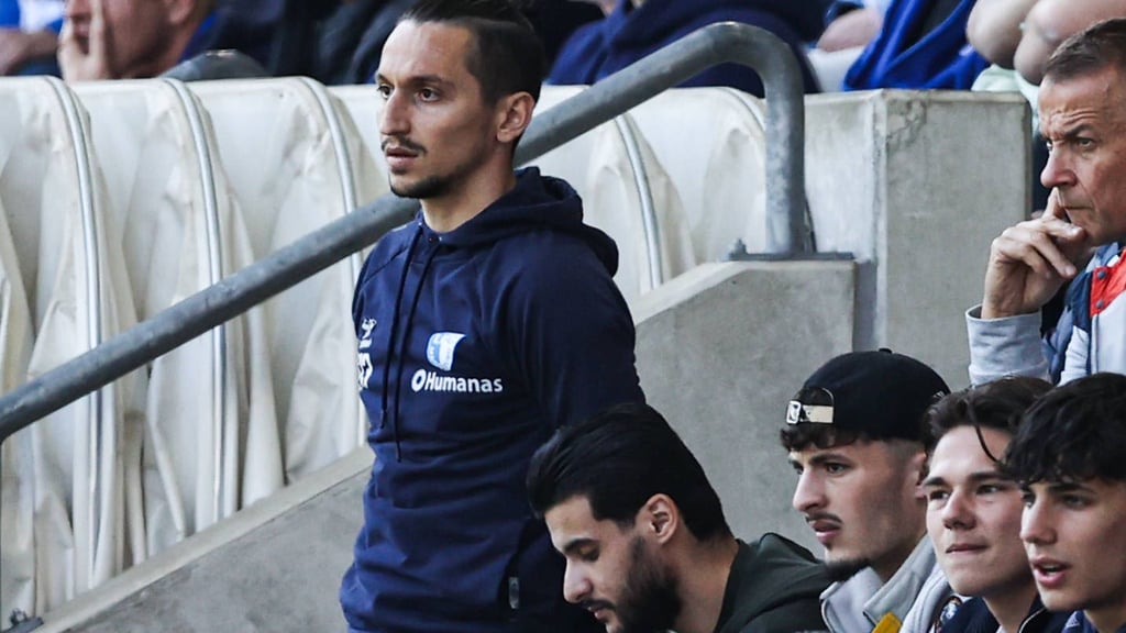 Baris Atik durfte sein Team vom 1. FC Magdeburg beim Spiel gegen Jahn Regensburg nur von der Tribüne aus beobachten.