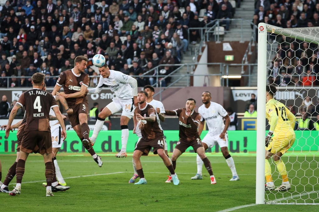Erzielte mit seinem 18. Saisontor die Führung: Leverkusens Patrik Schick (3.v.l.).