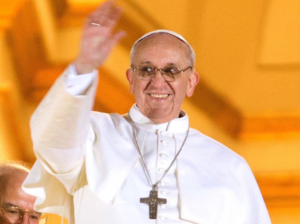 Kardinal Jorge Mario Bergoglio winkt bei seinem ersten öffentlichen Auftritt als neuer Papst Franziskus im Vatikan. Von Anfang an machte er sehr vieles anders. (Archivbild)