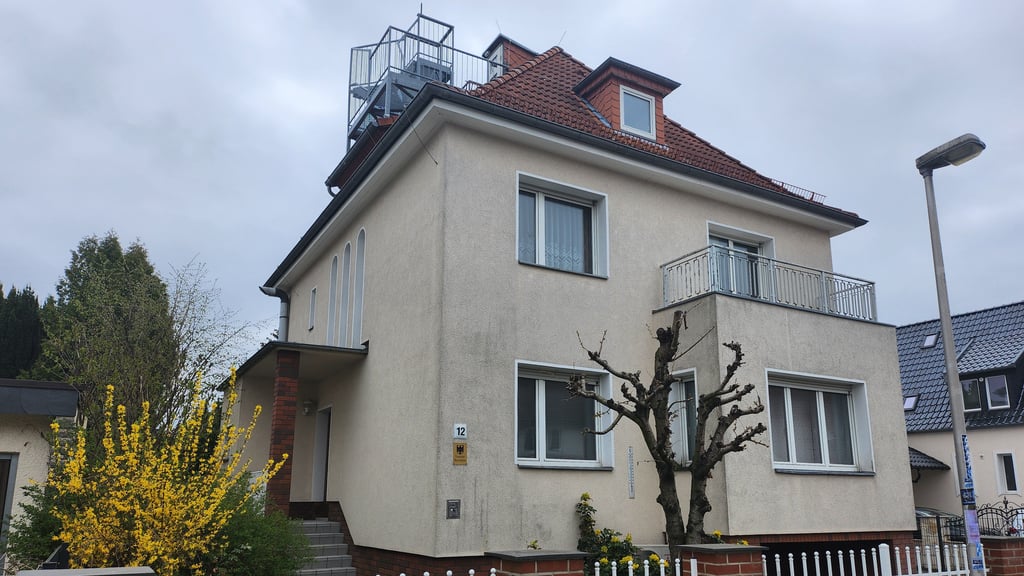 In der Aßmannstraße 12 saßen bis vor einigen Jahren die Mitarbeiter des Deutschen Wetterdienstes Magdeburg. Inzwischen läuft alles vollautomatisch. Ein altes Außenthermometer und ein paar Messgeräte hängen noch an der Fassade.  