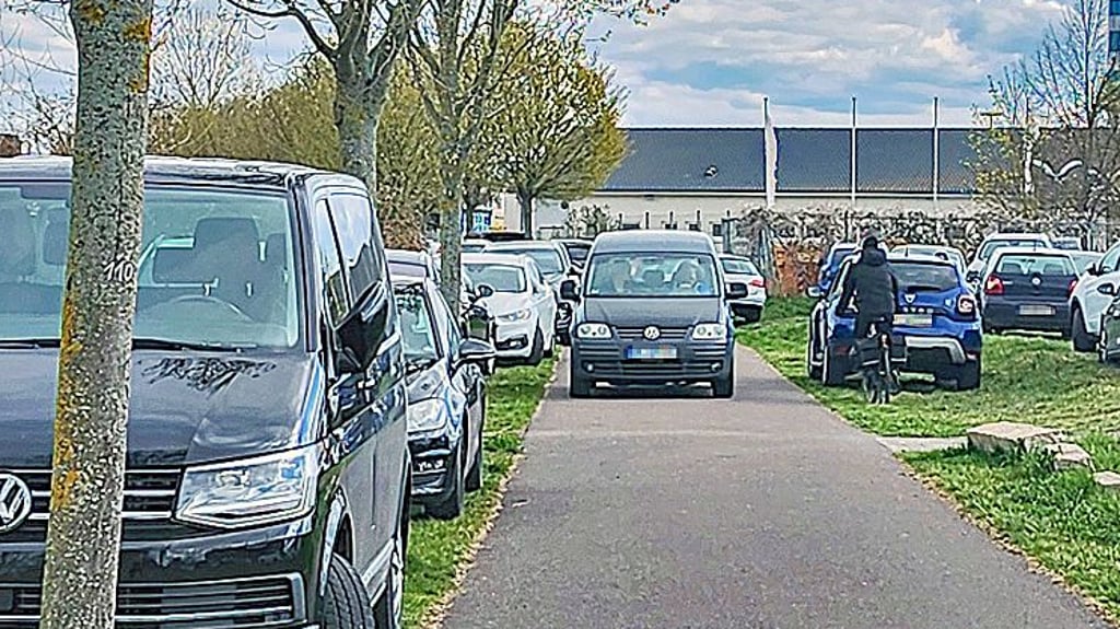 Bei Heimspielen des 1. FC Magdeburg wie zu Ostern oder am 6. April 2025 gegen Kaiserslautern ist am Stadion in Magdeburg alles zugeparkt. Die Autos fahren auch über den asphaltierten Kanonenbahnradweg.