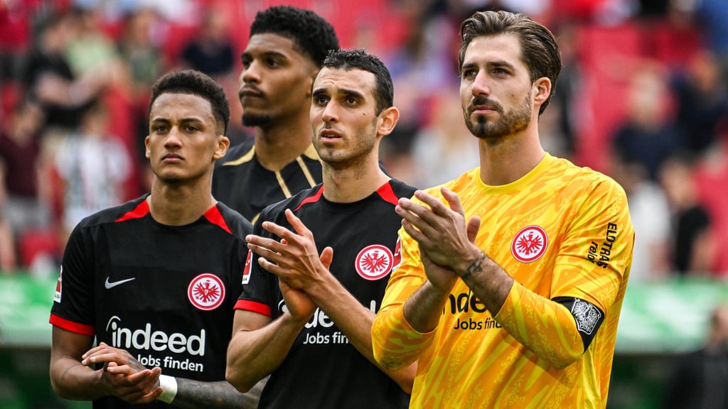 Betretene Gesichter bei den SGE-Spielern um Keeper Kevin Trapp (r.) nach dem 0:0 in Augsburg