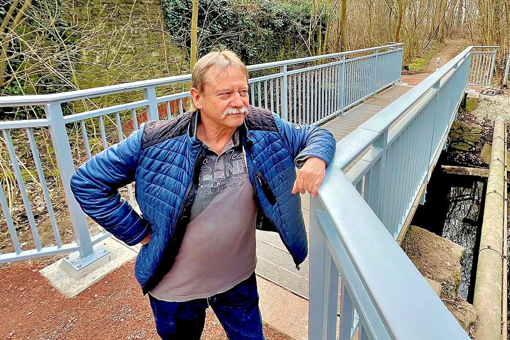 Biendorfs Ortsbürgermeister Uwe Cisewski freut sich, dass die Brücke nach dem Sturmschaden wieder freigegeben ist.