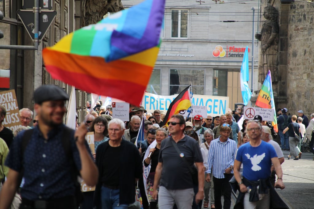 Vom Marktplatz aus zog der Ostermarsch des Friedensbündnisses Halle zunächst Richtung Uniplatz und von da weiter zum Domplatz.