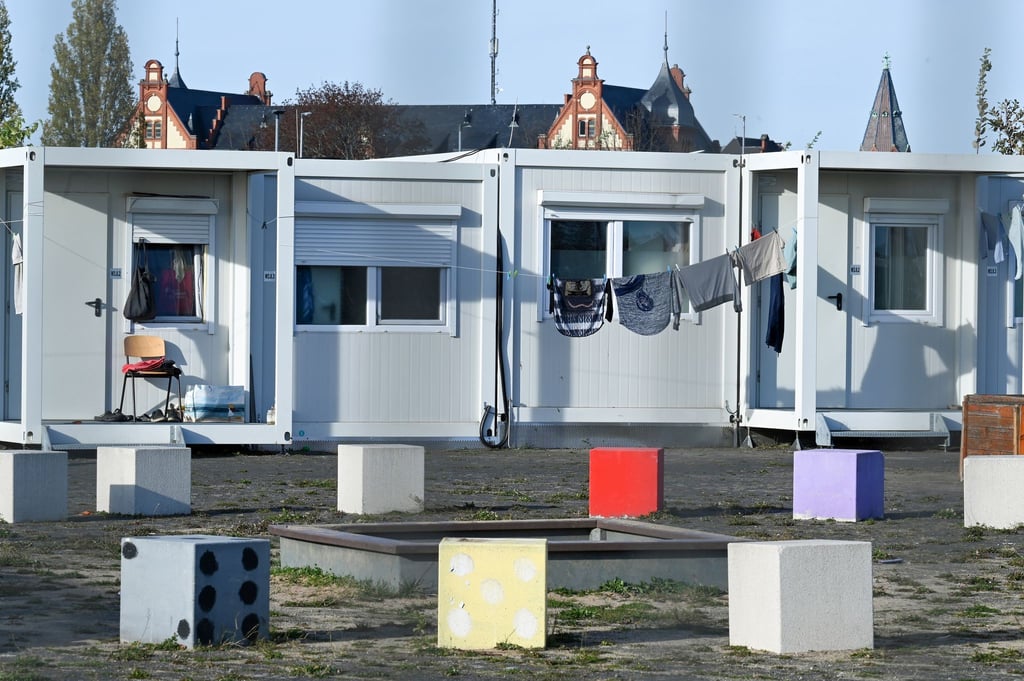 Viele Geflüchtete müssen auf engstem Raum in provisorischen Unterkünften leben (Archivbild).