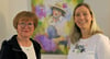 Die Bilder von Heike Jäschke (l.) hängen nun im Café von Ulrike Kappis im Schloss Zingst