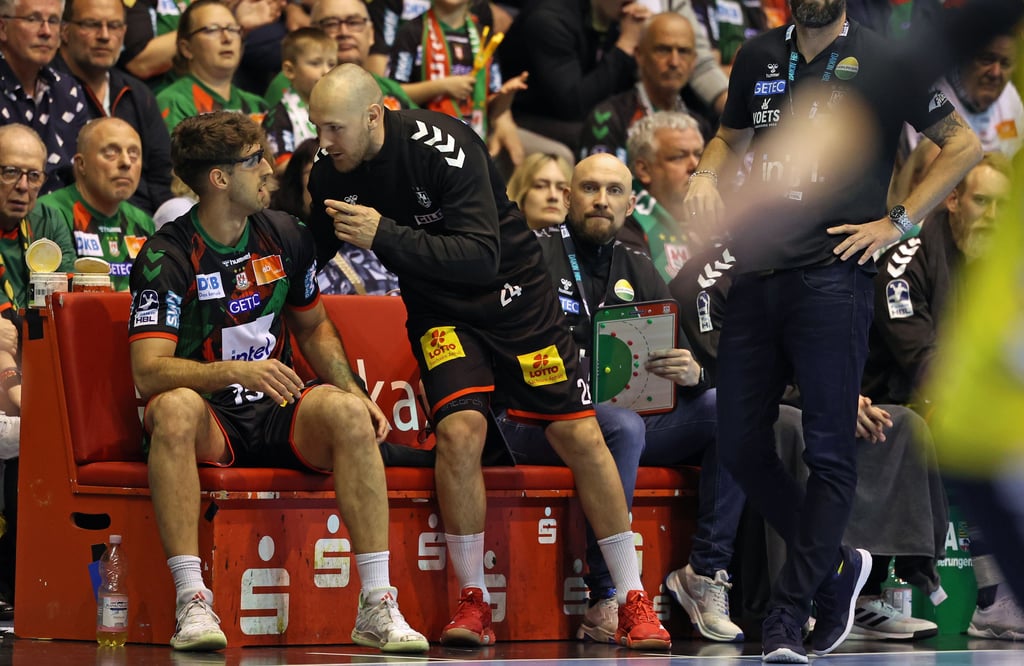 Christian O'Sullivan kam im Spiel des SC Magdeburg gegen die Rhein-Neckar Löwen zwar noch nicht wieder zum Einsatz, auf der Bank hatte der Kapitän aber wichtige Tipps wie hier für Antonio Serradilla parat.